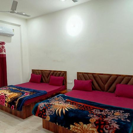 Отель Shri Girraj Residency Матхура Экстерьер фото