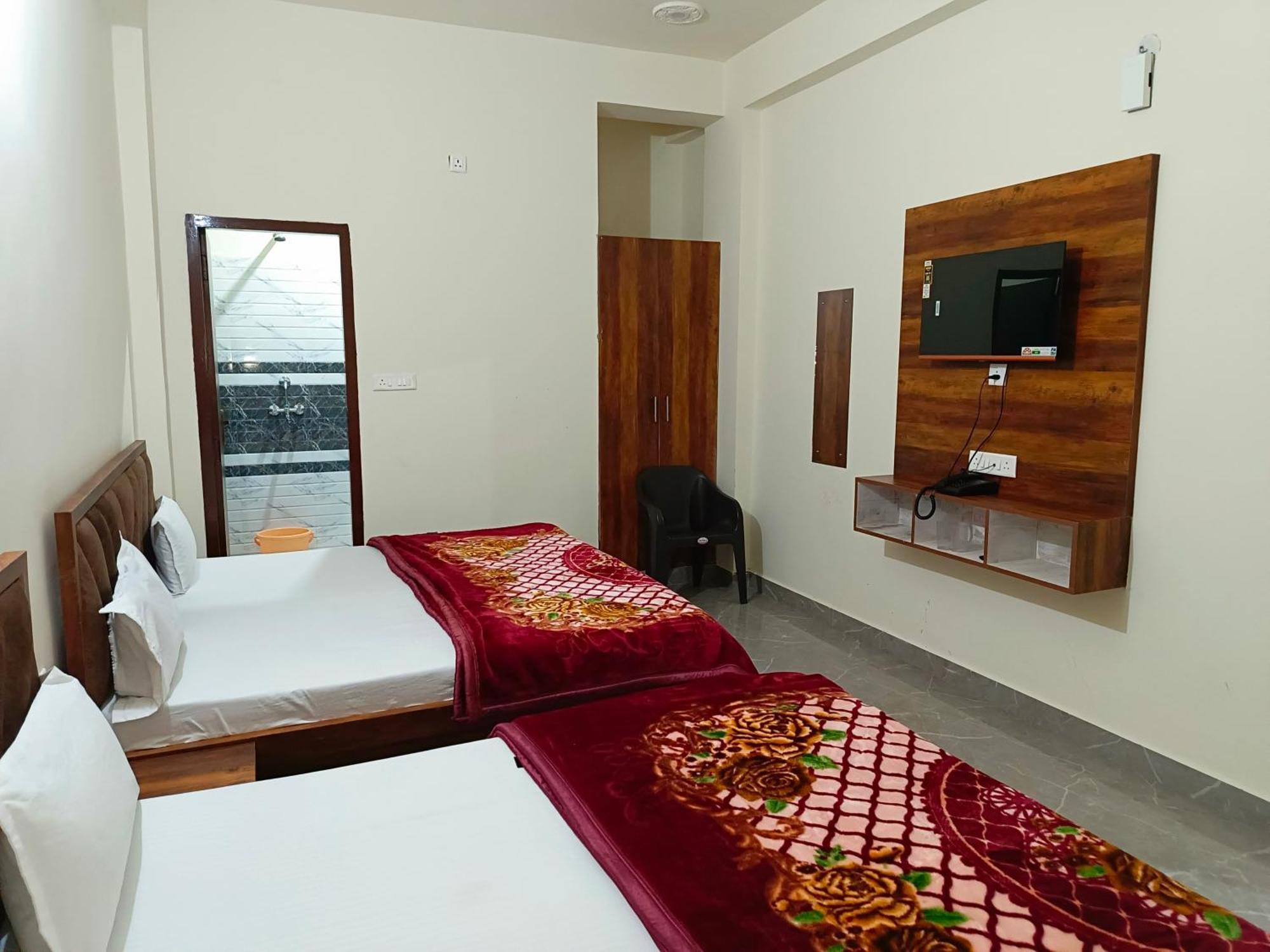 Отель Shri Girraj Residency Матхура Экстерьер фото
