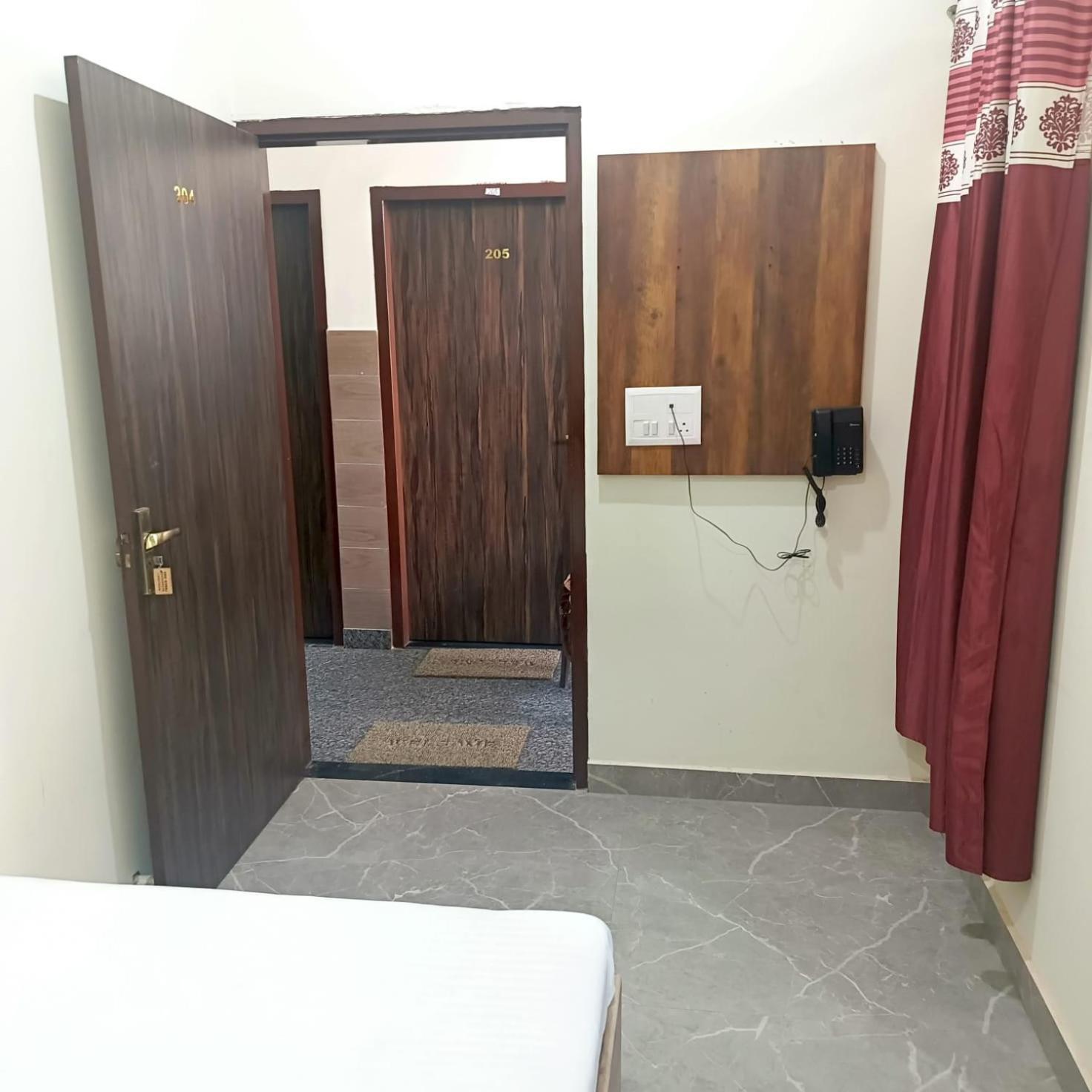 Отель Shri Girraj Residency Матхура Экстерьер фото